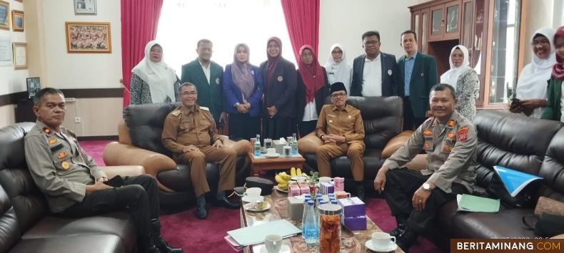 Bupati Lima Puluh Kota dan Pj Wako Payakumbuh saat menerima Pengurus Organisasi Profesi Kesehatan Di Balaikota Payakumbuh,senin (8/5). Foto : Dok Do