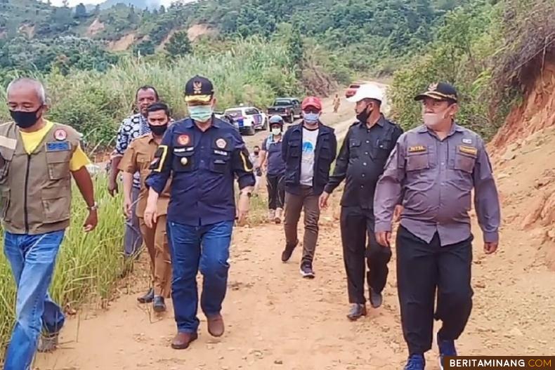 Wakil Gubernur Sumbar Nasrul Abit jalani jalan tanah saat kunjungi Nagari Batu Bajanjang Kecamatan Tigo Lurah Kabupaten Solok. Foto Humas Sumbar