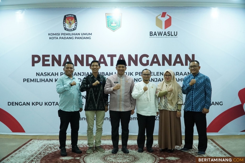 Pj Wali Kota, Sonny Budaya Putra, A.P, M.Si, Pj Sekdako, Dr. Winarno, M.E, Ketua KPU, Puli Andri serta Ketua Bawaslu, Hidayatul Fajri, S.IP, foto bersama usai penandatanganan Naskah Perjanjian Hibah Daerah (NPHD), Jumat (3/11/2023) malam di Pendopo Rumah Dinas Wali Kota. Foto: Kominfo Padang Panjang