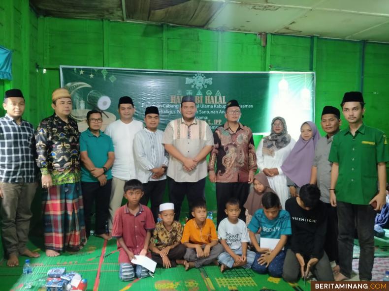 PCNU bersama Ulul Azmi saat menyerahkan santunan kepada Anak Yatim di Kantor PCNU kabupaten Pasaman. Foto: MAL