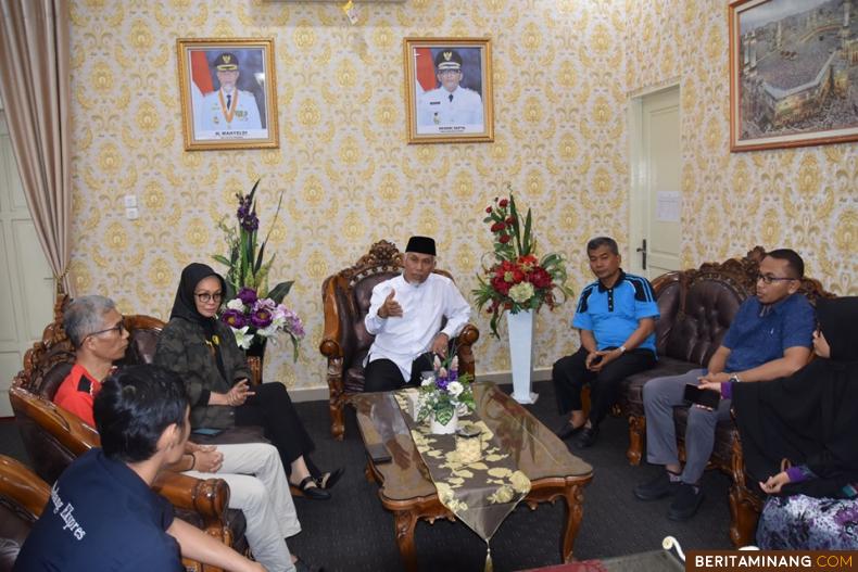 Wako Mahyeldi saat jumpa pers OTT ASN Pemko Padang. Foto Humas