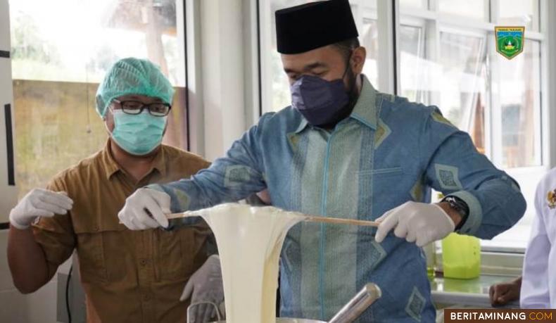 Walikota Padang Panjang H. Fadly Amran, BBA Datuak Paduko Malano saat sedang membuat produk Keju Mozzarella.