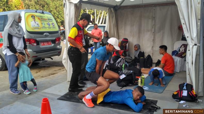 Ketua Bidang Humas dan Media AKBP Purn Sareng Suprapto memberi suport terhadap atlet atletik, di Stadion Semerak Sawah Lebar.