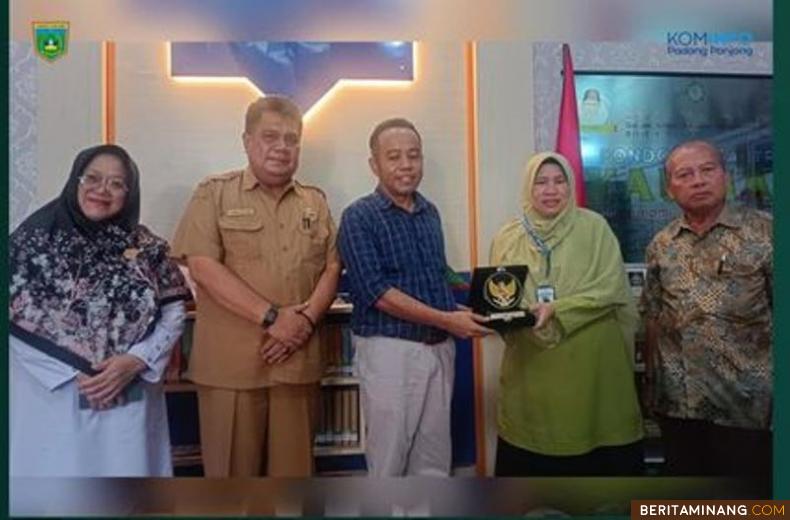 Wakil Ketua KPAI, Dr. Jasra Putra, M.Pd ketika berkunjung ke Madrasah Aliyah-Kulliyatul Muballighien Muhammadiyah (MA-KMM), Pontren Kauman Muhammadiyah Padang Panjang, Selasa (12/9/2023). Foto: Kominfo Padang Panjang