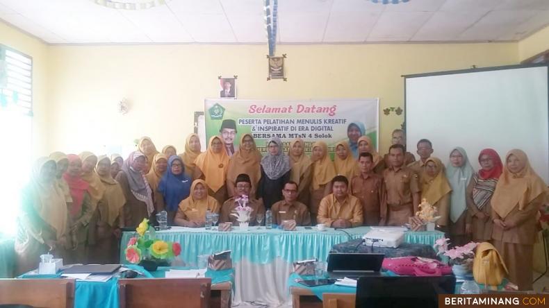 Kakankemenag Kab. Solok H. Alizar foto bersama dengan peserta pelatihan menulis di MTsN 4 Solok. Humas Kemenag Kab Solok