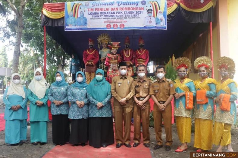 Wakil Bupati Pasbar Risnawanto, Ketua Tim PKK Pasaman Barat Ny. Titi Hamsuardi, Wakil Ketua TP PKK Fitri Risnawanto bersama rombongan PKK Provinsi Sumatera Barat yang dipimpin Ketua TP PKK Ny. Harneli Mahyeldi.