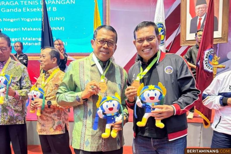 Pasangan Ganda Eksekutif A dari Universitas Negeri Padang yakni Prof. Ganefri, Ph.D. dan Prof. Dr. Syahrial Bakhtiar, M.Pd. berpose usai menerima medali perunggu setelah menduduki posisi Juara Ketiga dalam Kejuaraan Tenis Lapangan LPTK Cup Ke-21 yang berlangsung di Kampus Universitas Negeri Malang tahun 2023 dan ditutup pada Rabu (4/10/2023) malam. Foto: ET