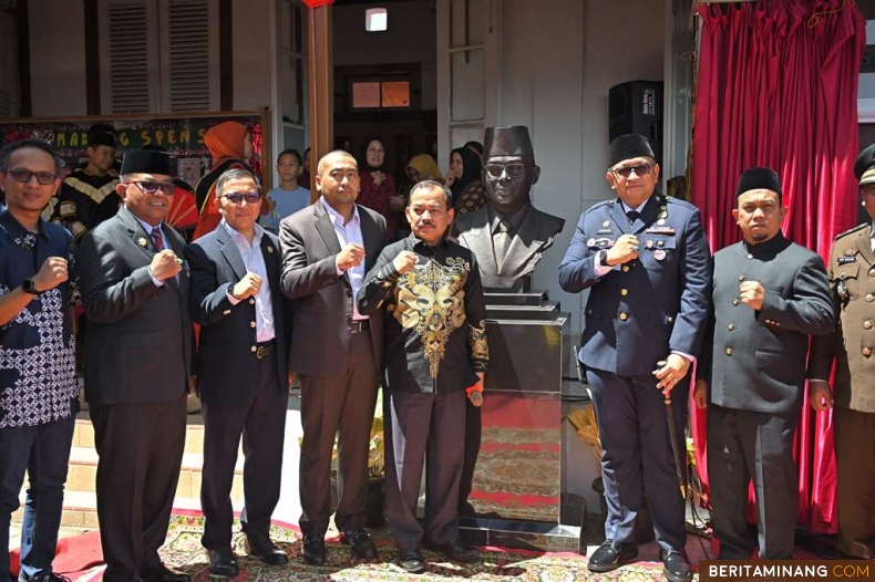 Plt Gubernur Sumatera Barat (Sumbar), Audy Joinaldy berfoto bersama usai meresmikan Patung dan Relief Perjuangan Bung Hatta serta Monumen Garuda Pramuka di Kompleks SMPN 1 Padang, Minggu, (10/11/2024). Foto:Biro Adpim Sumbar