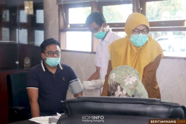 Anggota DPRD Padang Panjang saat melakukan cek kesehatan.