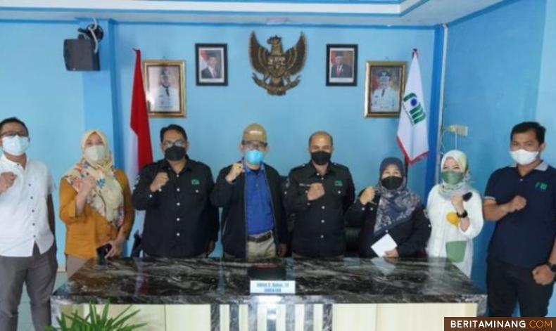 Foto bersama usai wawancara yang berlangsung secara daring tersebut, dihadiri Direktur PDAM, Adrial A. Bakar, ST didamping pejabat manejemen perusahaan, Sabtu (19/2).