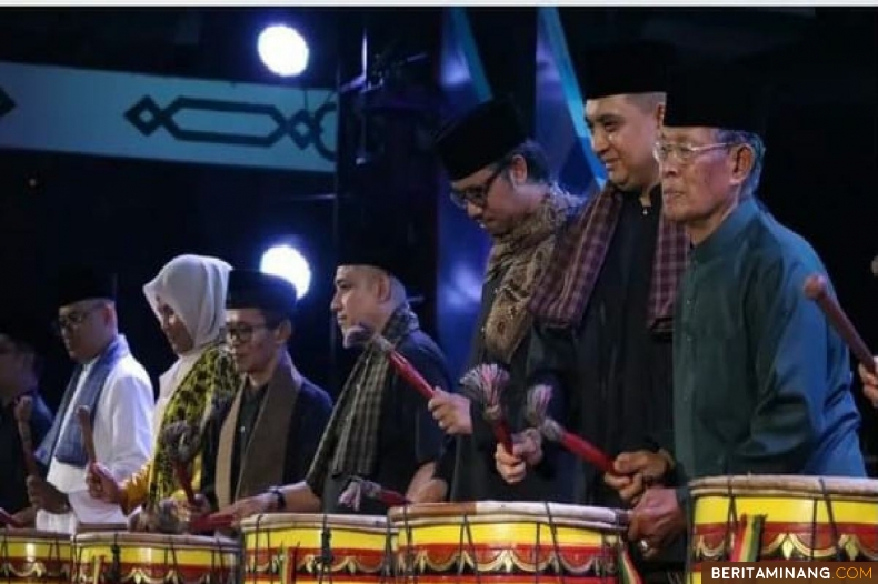 Wako Bukittinggi Erman Safar bersama Forkopimda memukul tambua tasda tanda dimulainya Even Pedati ke 13 tahun 2023 di lapangan Kantin Bukittinggi,Sabtu (9/12) malam. Foto :Dok Diskominfo Bkt