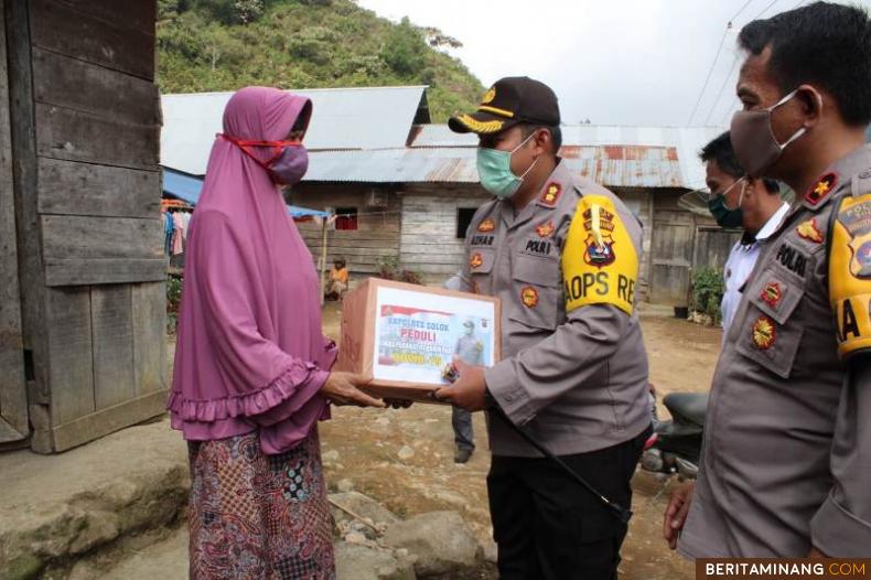 Kapolres Solok AKBP Azhar Nugroho SH, S.IK, M.Si didampingi para PJU antarkan bantuan ke rumah warga. Foto Siska