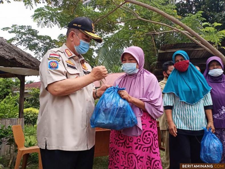 Wagub Nasrul Abit saat membagikan Sembako ke Masyarakat Sungai Abang. Foto Humas Sumbar