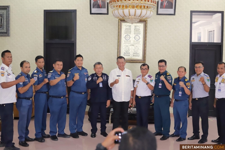 Bupati Pesisir Selatan, Drs. Rusm Yul Anwar. M.Pd ketika menerim Kepala Kantor Kesyahbandaran dan Otoritas Pelabuhan (KSOP) Kelas II Teluk Bayur Sumatera Barat, Jondra Juis, S.E., M.Si di rumah dinas Bupati Pesisir Selatan. Rabu (20/12/2023). Foto: Kominfo Pessel