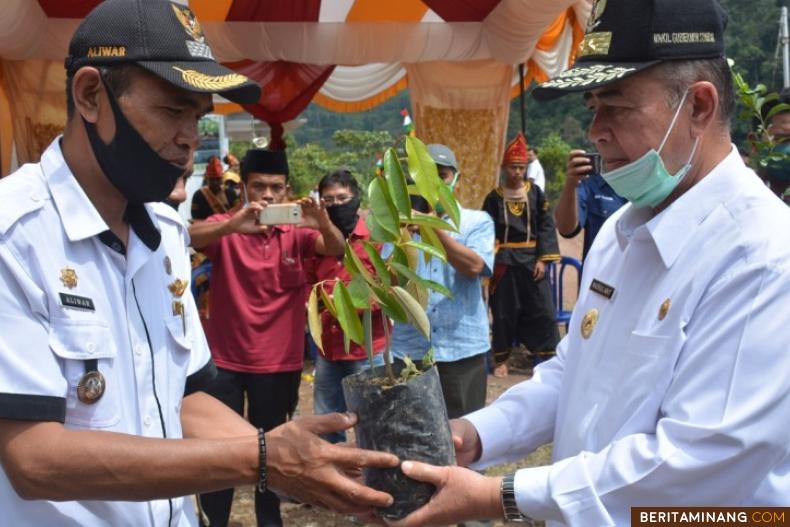 Wagub Nasrul Abit serahkan bibit buah durian kepada Aliwar Wali Nagari Pagadih Kecamatan Palupuh Agam. Foto Humas Sumbar