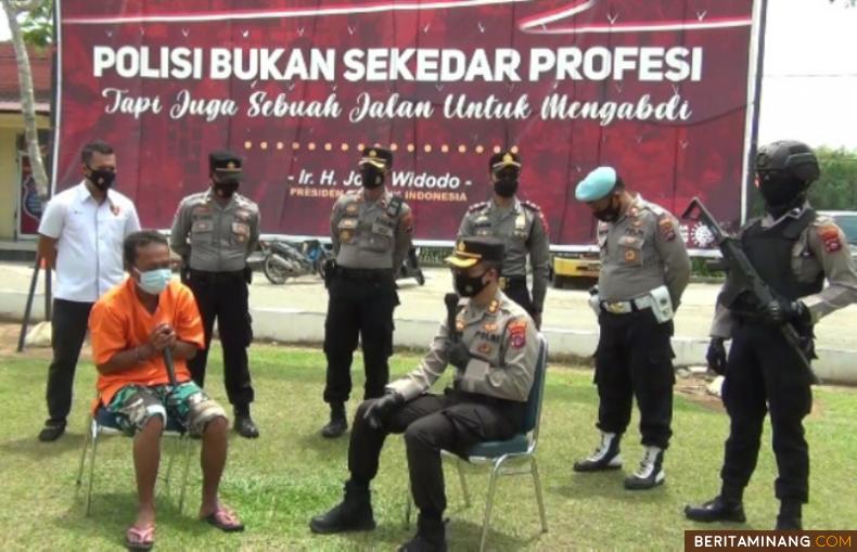 Kapolres Dharmasraya AKBP Anggun Cahyono mnghadirkan tersangka dalam jumpa pers. Foto: Eko P