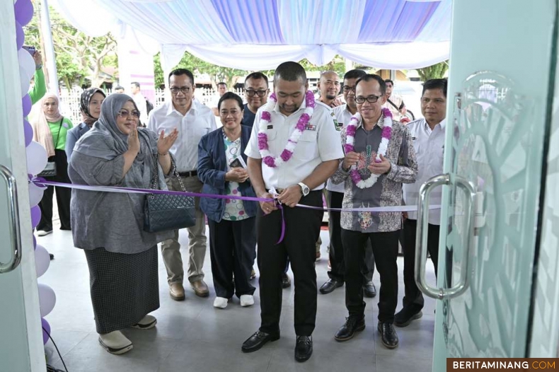 Plt Gubernur Sumbar Audy saat menghadiri kegiatan Bakti Sosial Penyuluhan dan Pemasangan NAM serta Perawatan Ortodonti Cekat terhadap ratusan pelajar, Rabu (06/11/2024) di FKG Unand/RSGM Unand. Foto: Biro Adpim Sumbar