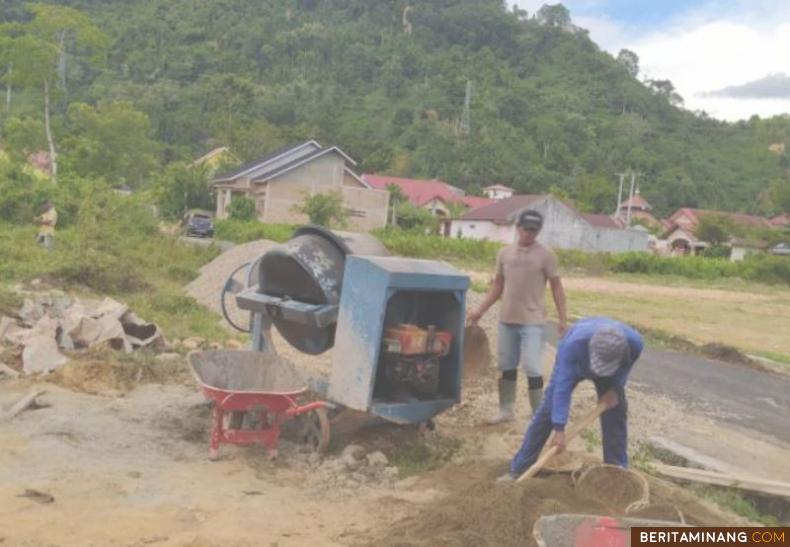 Para pekerja yang sedang berkerja.