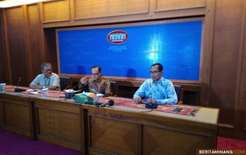 Plt Jubir Kemlu Teuku Faizasyah (tengah) memaparkan soal kasus virus Corona. Foto detikcom