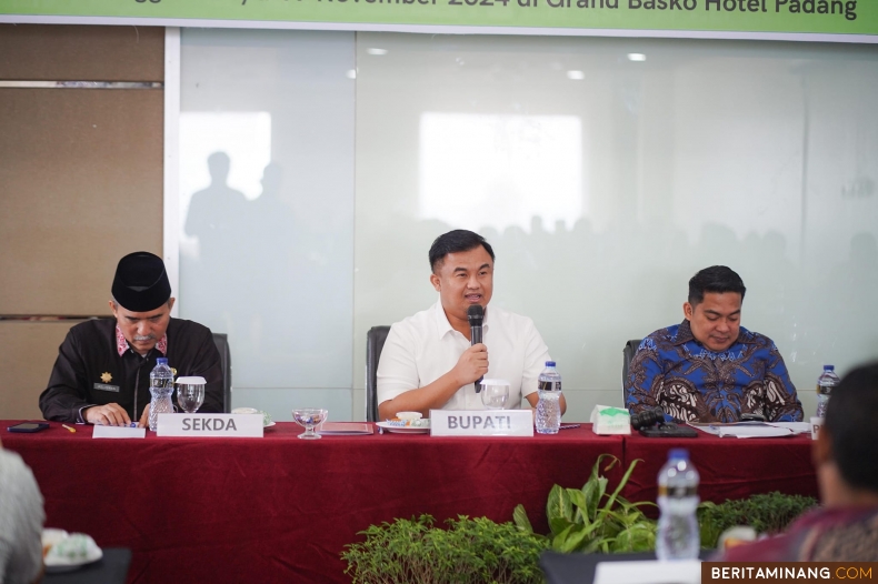 Bupati Dharmasraya, Sutan Riska Tuanku Kerajaan ketika membuka kegiatan Asistensi Rencana Kerja Anggaran Satuan Kerja Perangkat Daerah (RKS SKPD) pada APBD Kabupaten Dharmasraya tahun anggara 2025, Sabtu (16/11/2024). Foto: Kominfo Dharmasraya