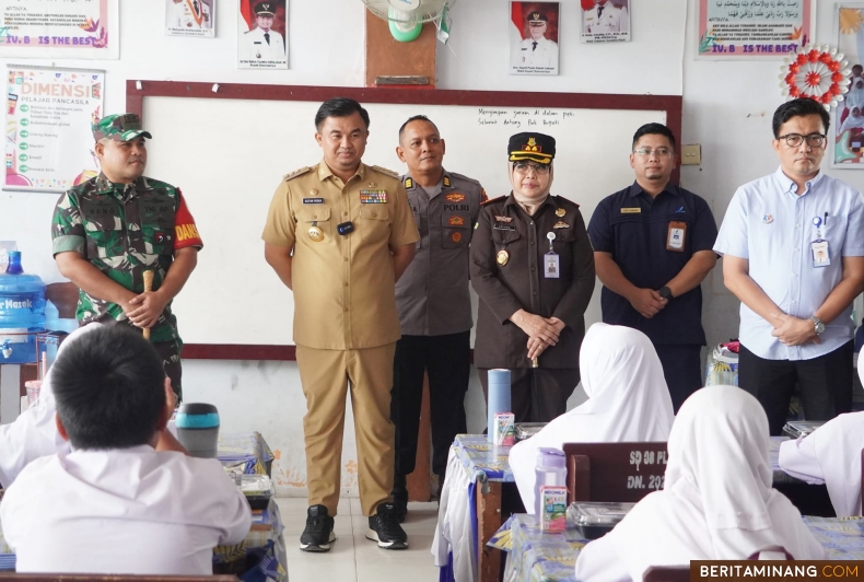 Bupati Dharmasraya, Sutan Riska Tuanku Kerajaan bersama Forkopimda, saat menghadiri ujicoba pemberian makan siang bergizi gratis kepada siswa sekolah, Pulau Punjung, Senin (25/11/2024). Foto: Kominfo Dharmasraya