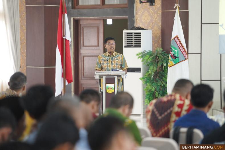 Bupati Khairunas pada kegiatan Sosialisasi Keterbukaan Informasi Publik (KIP) bagi Badan Publik se Kabupaten Solok Selatan di Aula Sarantau Sasurambi, Selasa (7/3/2023). Foto Diskominfo