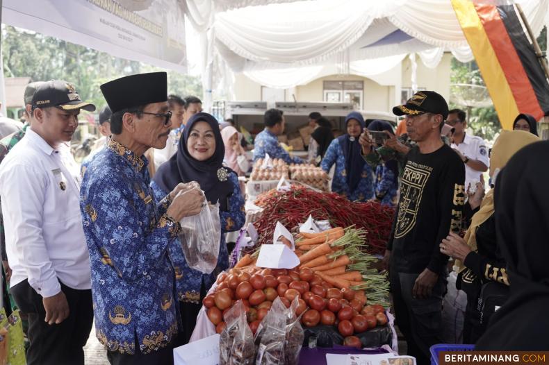 Bupati Safaruddin meninjau penyelenggarakan Gerakan Pangan Murah (GPM) di Nagari Sitanang, Kecamatan Lareh Sago Halaban pada Rabu (17/06/2023. Foto : Dok Kominfo Liko