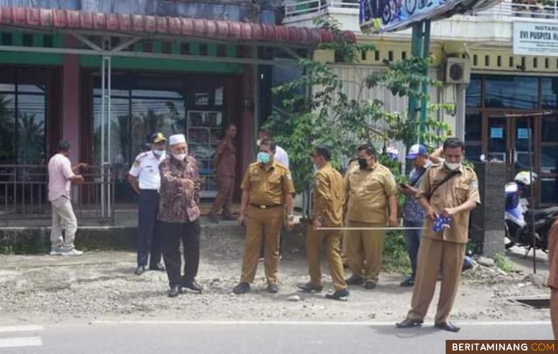 Bupati Pasaman Barat (Pasbar) Hamsuardi, didampingi stakeholder terkait, Senin (22/11) melakukan survey lapangan untuk meninjau jalan.  Foto: Ade MS