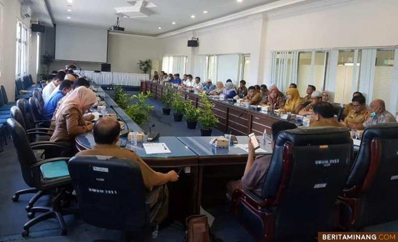 Suasana Rakor antisipasi Covid-19 bersama perusahaan dan pengawas Disnakertrans Sumbar dipimpin Sekda Pasbar Yudesri. Foto Humas Disnakertrans Sumbar