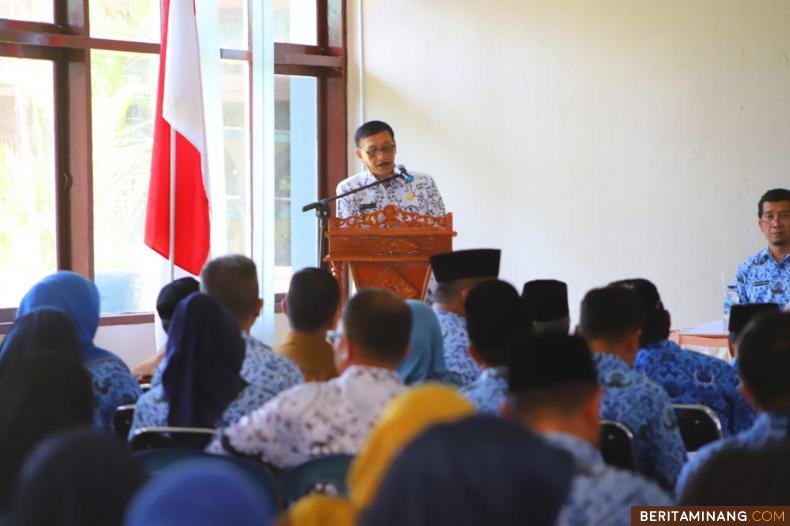 Bupati Hendrajoni saat rapat evaluasi pembangunan. Humas Pessel