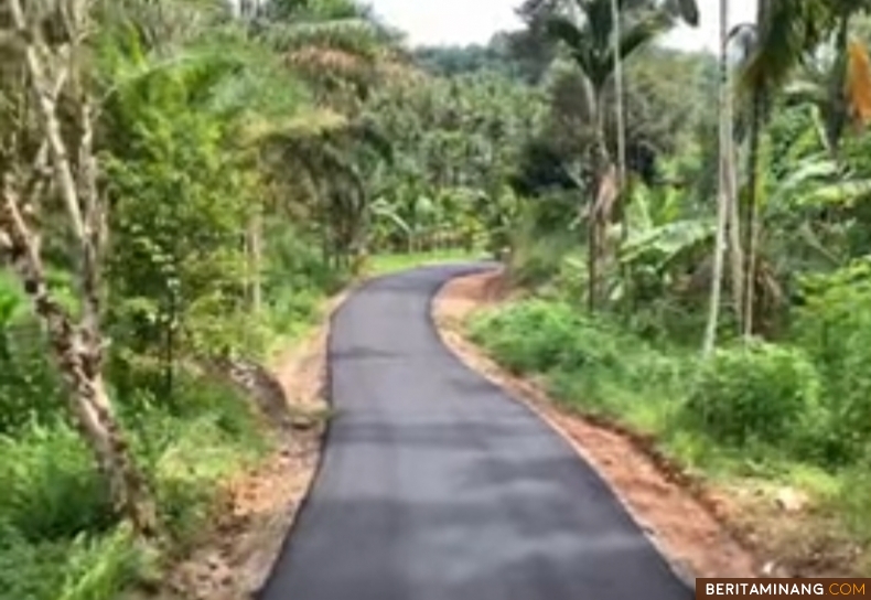 Ruas jalan Simpang Pasar Lagan - Lagan Kecil, Kecamtan Linggo Sari Baganti yang sudah mulus dengan perbaikan di tahun anggaran 2024. Foto:Kominfo Pessel