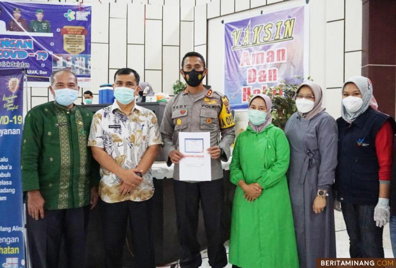 Kapolres Solsel, AKBP Teddy Purnanto, S. IK, pejabat pertama di Vaksin di Solsel, didampingi Pj Sekdakab Solsel Doni Rahmat Samulo, dan Kadis Kesehatan Solsel, Noviirman saat launching penyuntikan vaksin covid-19 di Solsel. Afrizal. A