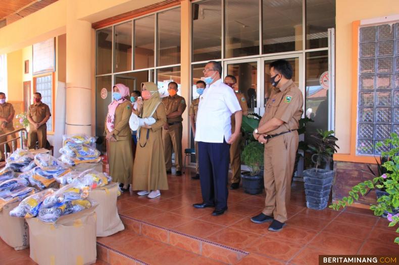 Bupati Gusmal saat penyerahan APD untuk Puskesmas. Foto Siska