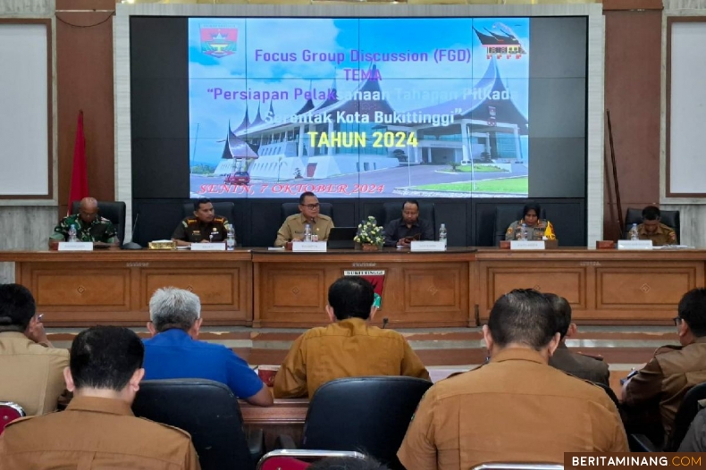 Pemko Bukittinggi gelar FGD dipimpin Pjs Wako H.Hani S Rustam membahas persiapan pelaksanaan Pilkada serentak 2024 di Aula Balaikota,Senin(7/10) Foto : Dok beritaminang