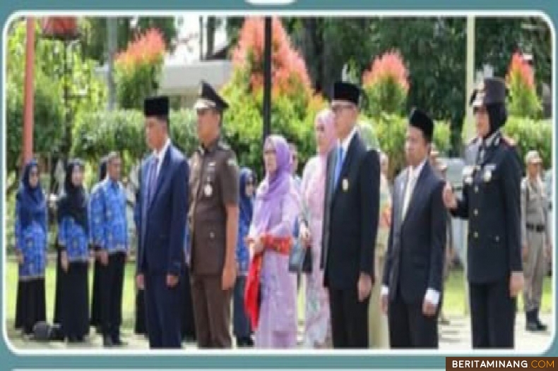 Usai upacara peringatan hari Pahlawan, Pjs Walikota bersama  unsur Forkopimda dan undangan lainnya  melakukan  ziarah tabur bunga ke Taman Makam Pahlawan Kesuma bakhti Bukittinggi, Minggu,(10/11). Foto : Dokdiskomdigibkt