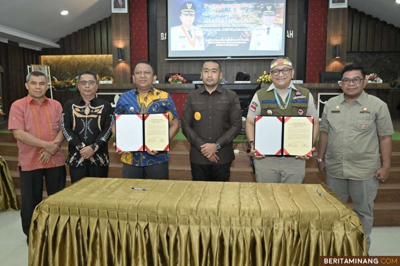 Pelaksana Tugas (Plt) Gubernur Sumatera Barat (Sumbar), Audy Joinaldy saat menghadiri rapat staf lingkup Pemko Padang yang digelar di Bumi Sikerei pada Minggu (13/10/2024). Foto: Adpim Sumbar