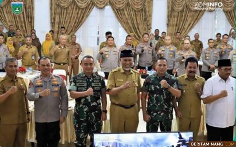 Wakil Wali Kota Padang Panjang, Drs. Asrul foto bersama dengan peserta Rapat Koordinasi Survei Awal Latsitardanus di Auditorium Gubenuran Sumbar, di Kota Padang, Selasa (6/11/2022). Foto: Kominfo Padang Panjang