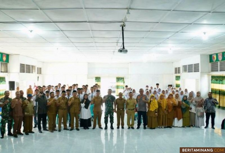 Penjabat (Pj) Sekdako,  Dr. Winarno, M.E, Senin (5/1/2024) di Aula Secata B Padang Panjang foto bersama dengan peserta pembekalan sekolah kedinasan. Foto: Kominfo Padang Panjang