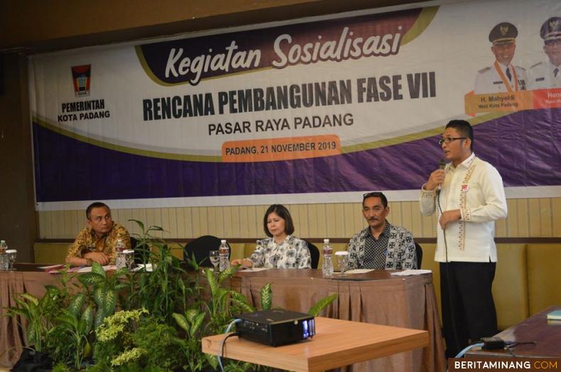 Pemerintah Kota Padang melalui Dinas Perdagangan Kota Padang mengadakan sosialisasi kepada seluruh pedagang terkait pembangun Pasar Raya Fase VII di Hotel Axana.