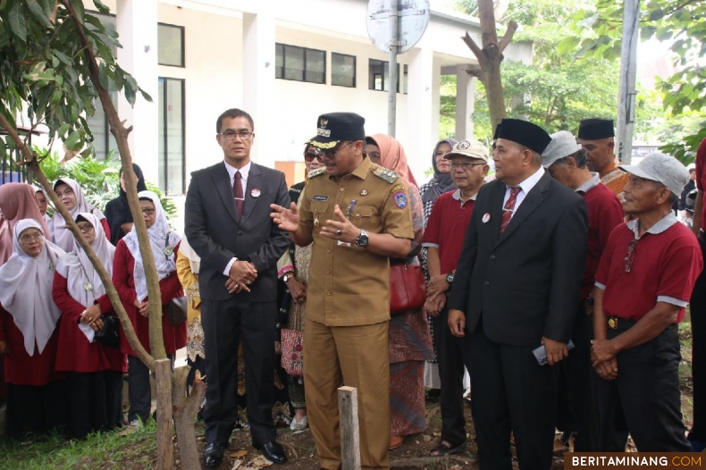 Pj Wali Kota Payakumbuh Suprayitno meletakkan batu pertama tanda akan dibangun Tugu Sekolah Pendidikan Guru (SPG) Negeri Payakumbuh di Balai Kota Payakumbuh, Senin (14/10/2024). Foto : Dok Do