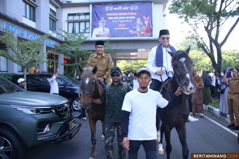 Pj Wali Kota Payakumbuh diwakili Sekda Kota Payakumbuh Rida Ananda Melepas Pawai Alegoris Semarak Hari Santri Nasional tahun Tahun 2024 di halaman Balai Kota Payakumbuh, Senin (21/10/2024).Foto : Dok Do