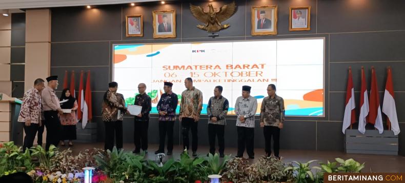 Pemko Payakumbuh raih penghargaan dari KPK sebagai Pemerintah Daerah dengan jumlah Penerbitan Prasarana, Sarana dan Utilitas (PSU) Terbanyak Tahun 2022 di Wilayah Provinsi Sumatera Barat.Foto : Dok Diskominfo Pyk