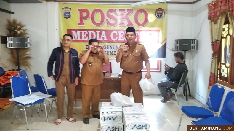 Kepala Dinas Sosial Irwan Suwandi menyerahkan bantuan tanggap darurat di Posko Bencana Erupsi  Kantor Wali Nagari Batu Palano, Kabupaten Agam, Selasa (05/12/2023). Foto : Dok Dinsos Pyk