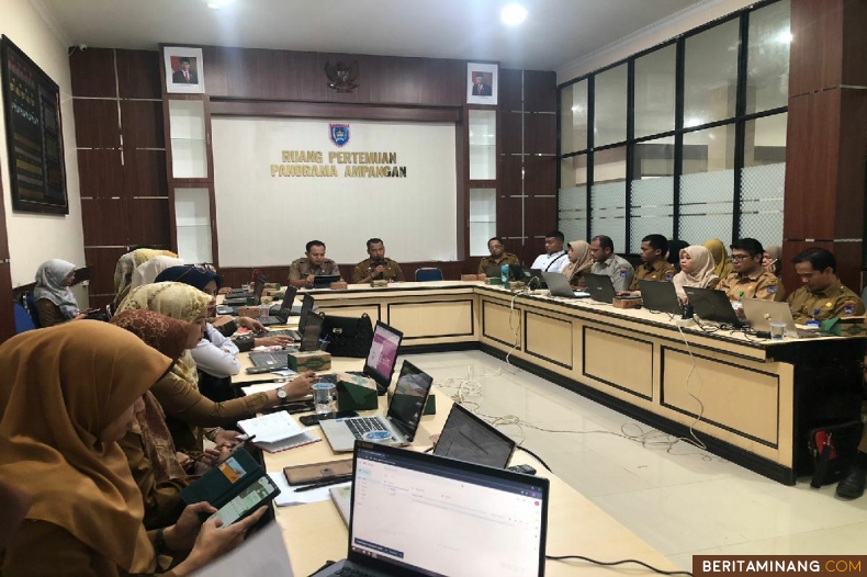 sosialisasi pelaksanaan Survei Kepuasan Masyarakat (SKM) oleh Bagian Organisasi Sekretariat Daerah Kota (Setdako) Payakumbuh, Selasa (15/10/2024) di aula pertemuan panorama ampangan, lantai II kantor Wali Kota Payakumbuh.