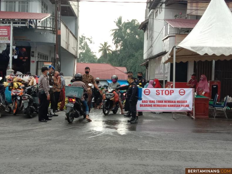 Pemko PayakumbuhApresiasi Warga,Pedagang dan Pengunjung Pasar Patuh Memakai Masker