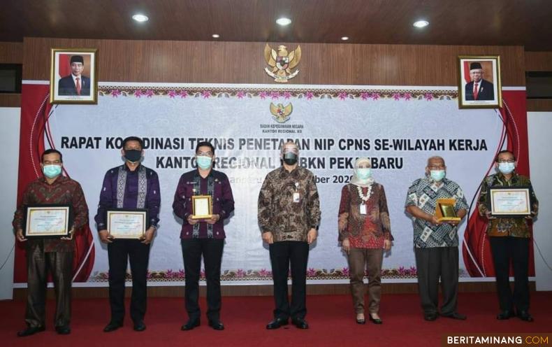 Wako Deri Asta ketiga dari kiri saat memperoleh penghargaan Kanreg Award atas Kinerja ASN di Pekanbaru. Foto : Humas