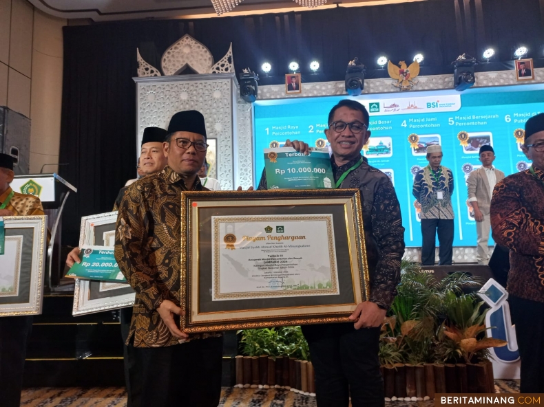 Dirjen Bimas Islam, Kamaruddin Amin serahkan penghargaan ke Kepala Biro Kesejahteraan Rakyat (Kesra) Setdaprov Sumbar, Al Amin di Kota Solo, Provinsi Jawa Tengah, Selasa malam (1/10/2024). Foto: Adpim Sumbar