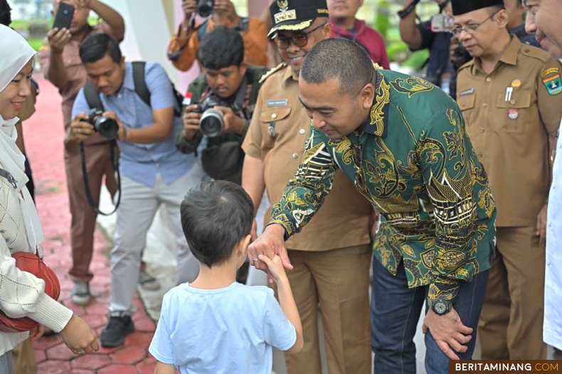 Plt. Gubernur Sumbar, Audy Joinaldy sambut empat orang WNI asal Sumatera Barat (Sumbar) yang berhasil dievakuasi dari Beirut, Lebanon, di Ruang VIP Bandara Internasional Minangkabau (BIM), Padang Pariaman, pada Selasa (15/10/2024). Foto: Adpim Sumbar