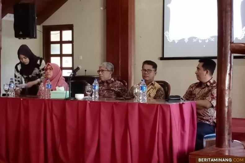 Kadis Pariwisata Pemprov Sumbar Novrial, SE. MA. akt. (tengah) pada acara workshop pentahelix pariwisata Sumbar di Kota Pariaman. Foto Humas Sumbar