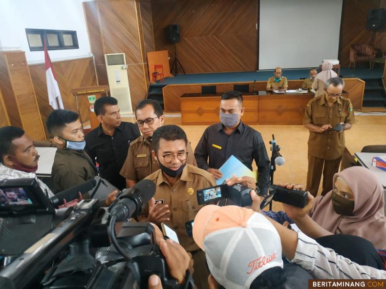 Kepala Dinas Pendidikan Provinsi Sumatera Barat, Adib Alfikri saat diwawancarai wartawan tentang penerimaan siswa baru. Foto Humas Sumbar